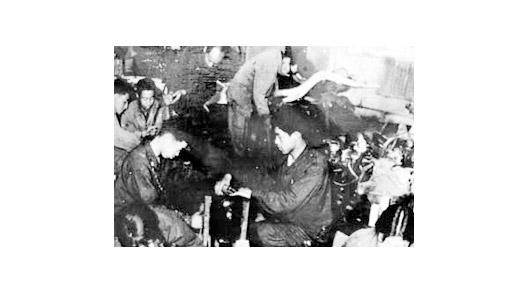 建校初期汽車系學生在工廠進行生產實習   