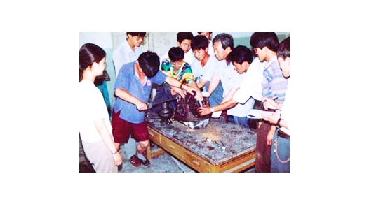 教師指導學生做后橋調整實驗