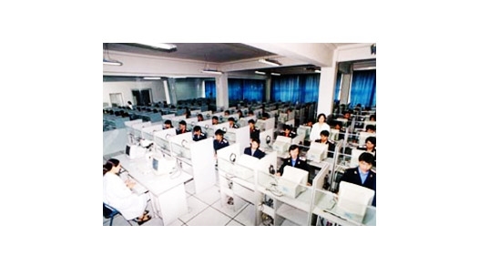 工程管理系計算機室內景