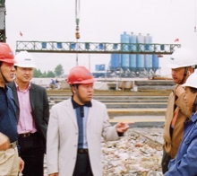       圖為學院畢業(yè)生韋世國副局長（左一）、學院畢業(yè)生九泰公司 總經(jīng)理關和平（中）在施工現(xiàn)場