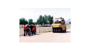 指導教師為學生講解壓路機駕駛操作要領