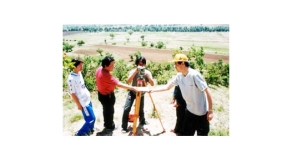 教師指導學生進行地形圖測量