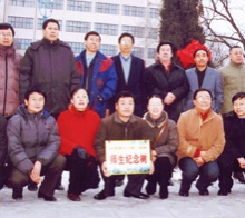       2004年12月路大三、四班畢業(yè)生十五周年同學聚會在母校栽下師生紀念 樹祝母校更加輝煌